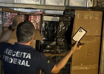 Receita Federal apreende caminhão com mais de R$ 2 milhões em produtos em fundo falso