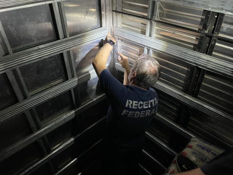 Receita Federal apreende caminhão com mais de R$ 2 milhões em produtos em fundo falso