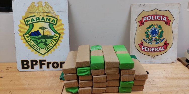 Jovem transportando 21 kg de maconha em ônibus intermunicipal é preso
