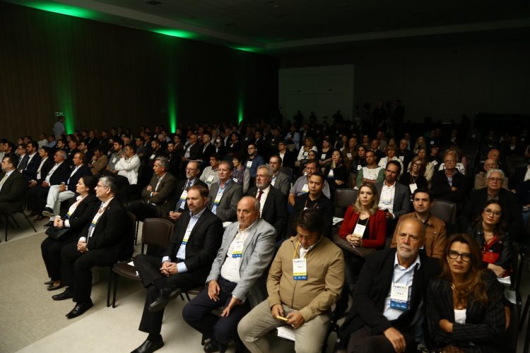 Logística desenvolve países e transforma cidades, diz ministro na abertura de fórum em Foz do Iguaçu