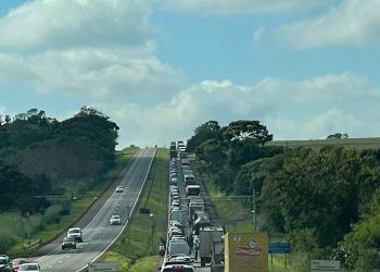 Fiscalização da PRF gera trânsito lento na BR-277