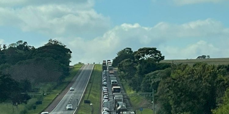 Fiscalização da PRF gera trânsito lento na BR-277