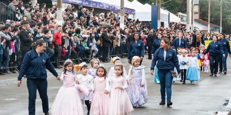 Escolas e Cmeis iniciam organização para o desfile de aniversário da cidade