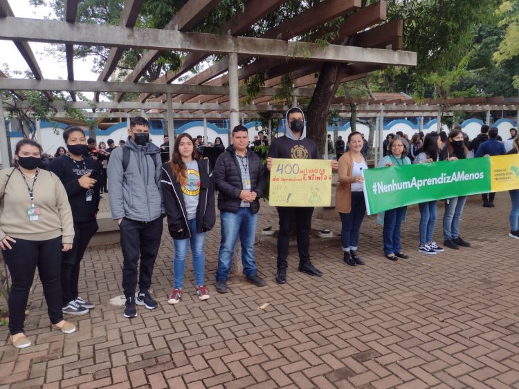 Mobilização em defesa a Aprendizagem Profissional aconteceu hoje, 16, na Praça do Mitre