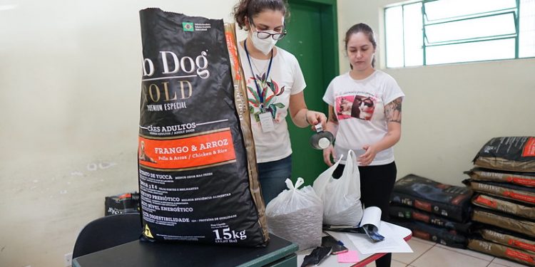 Prefeitura de Foz entrega ração para protetores e entidades credenciados