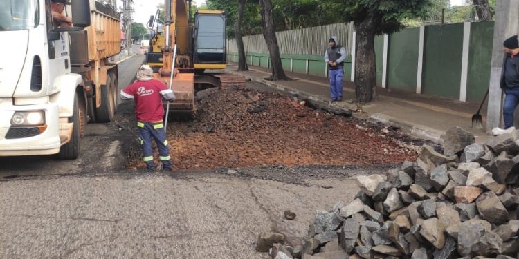 Obras de recape asfáltico na República Argentina reparam ponto de alagamento