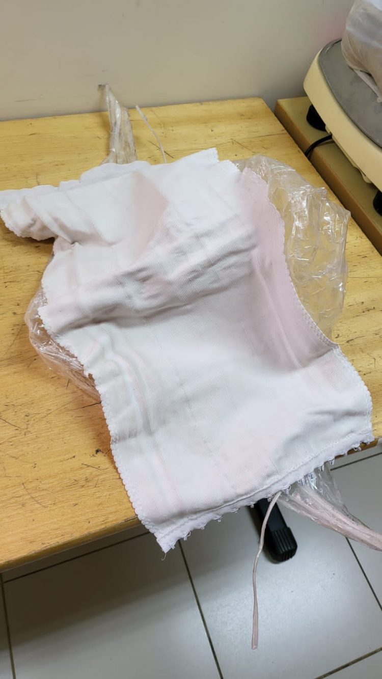 Mulher é presa com barriga falsa carregando seis quilos de semente de maconha