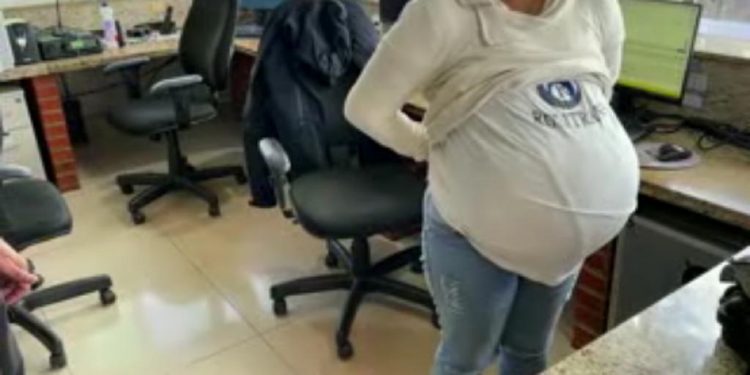 Mulher é presa com barriga falsa carregando seis quilos de semente de maconha
