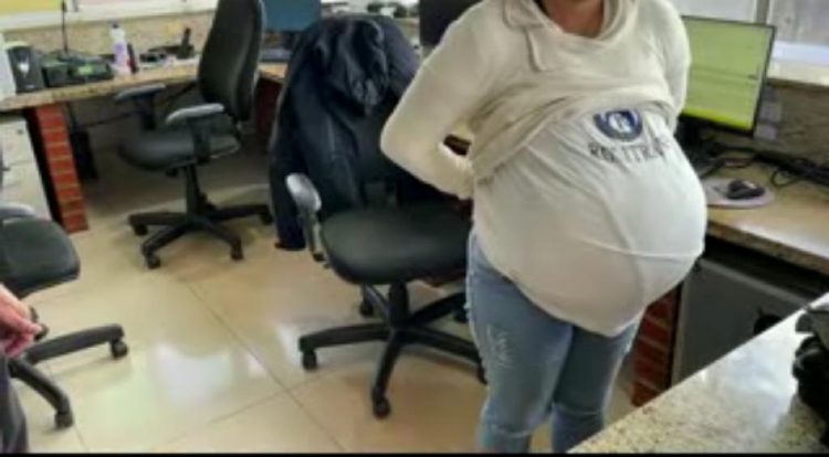 Mulher é presa com barriga falsa carregando seis quilos de semente de maconha