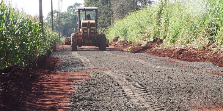 Estradas rurais de Foz do Iguaçu recebem melhorias