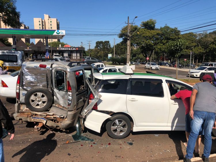 Ônibus perde freio e causa acidente em cruzamento com a Av. Paraná