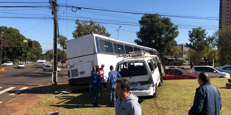 Ônibus perde freio e causa acidente em cruzamento com a Av. Paraná