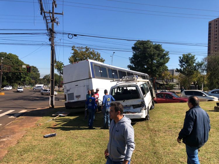 Ônibus perde freio e causa acidente em cruzamento com a Av. Paraná