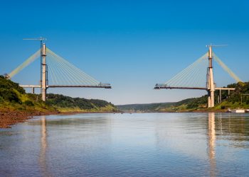 Faltam apenas cem metros para união do vão central da Ponte da Integração Brasil-Paraguai