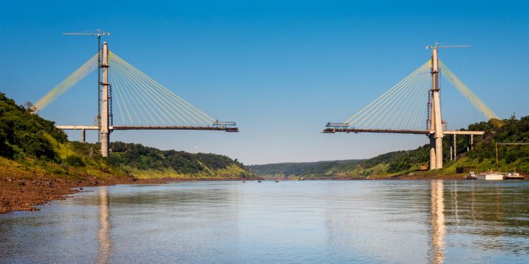 Faltam apenas cem metros para união do vão central da Ponte da Integração Brasil-Paraguai