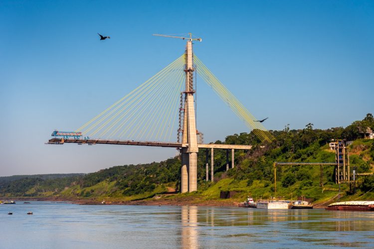 Faltam apenas cem metros para união do vão central da Ponte da Integração Brasil-Paraguai
