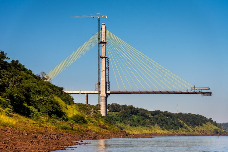 Faltam apenas cem metros para união do vão central da Ponte da Integração Brasil-Paraguai
