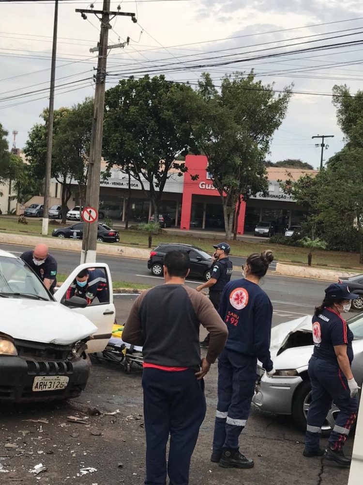Acidente entre dois veículos acontece próximo a Guarda Municipal