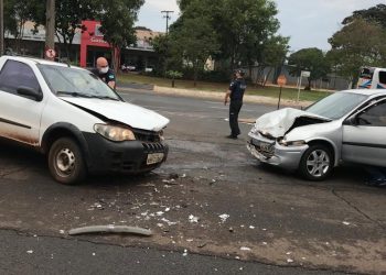 Acidente entre dois veículos acontece próximo a Guarda Municipal