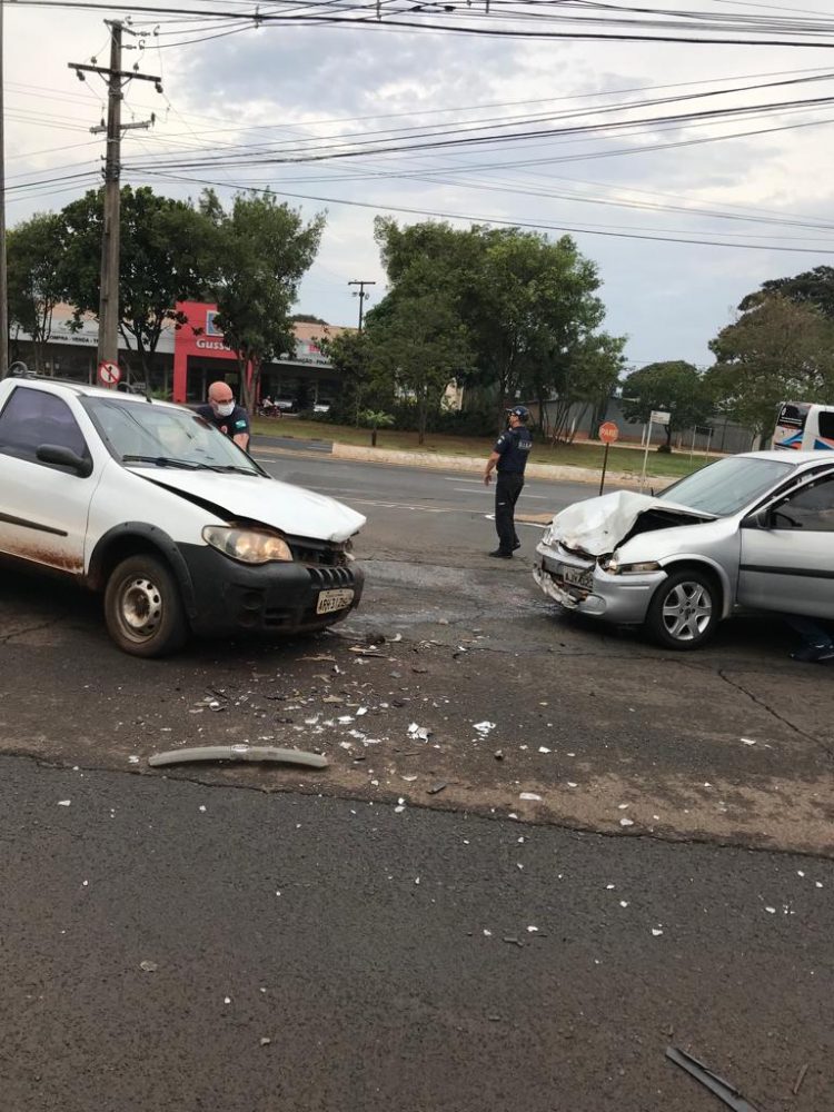 Acidente entre dois veículos acontece próximo a Guarda Municipal