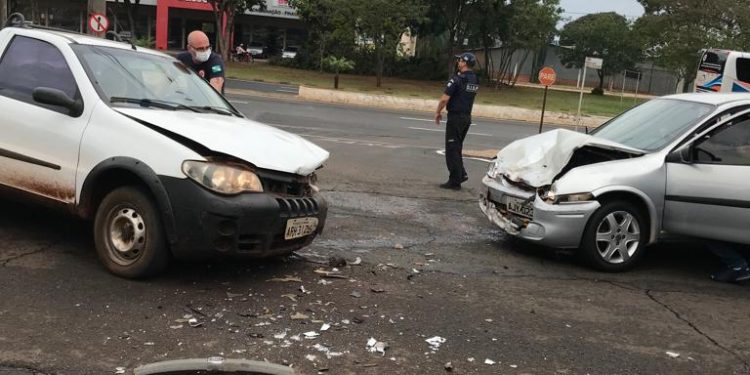 Acidente entre dois veículos acontece próximo a Guarda Municipal