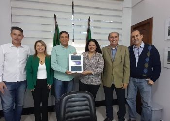 Prefeito recebe o Plano Estratégico do ICMS Ecológico de Foz do Iguaçu