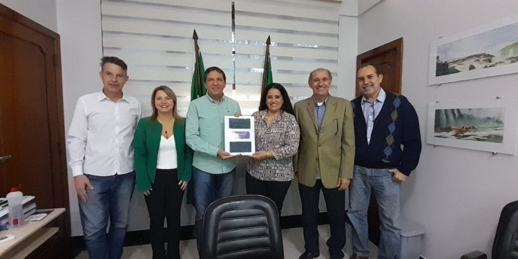 Prefeito recebe o Plano Estratégico do ICMS Ecológico de Foz do Iguaçu