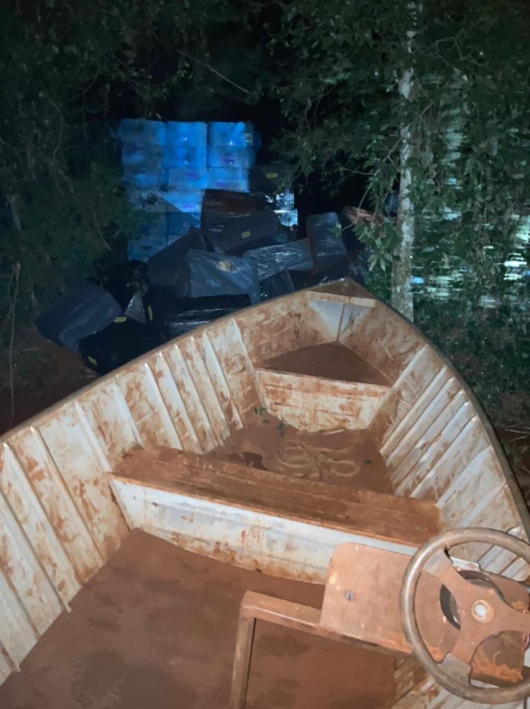 Embarcação com cigarros contrabandeados é apreendida