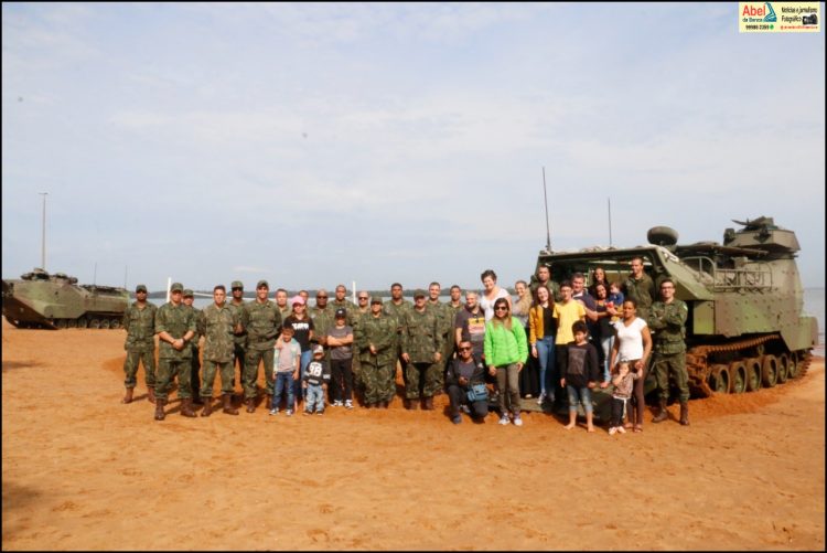 Marinha do Brasil realiza Exposição da Viatura Blindada Anfíbia em Santa Terezinha