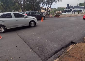 Faixa elevada está sendo instalada na Av. Costa e Silva, próximo a GM