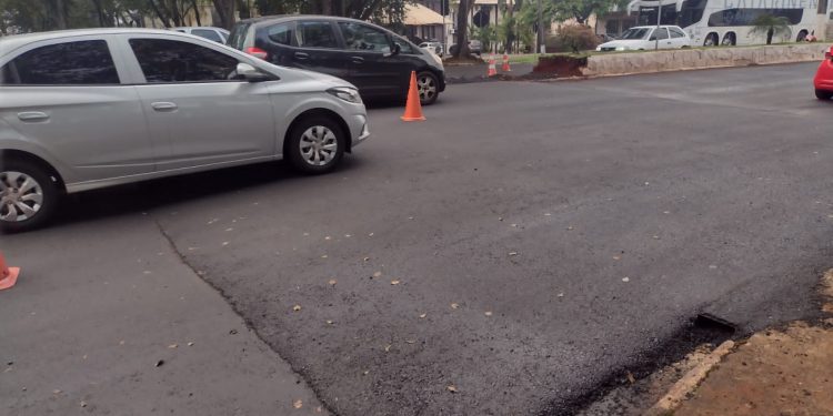 Faixa elevada está sendo instalada na Av. Costa e Silva, próximo a GM