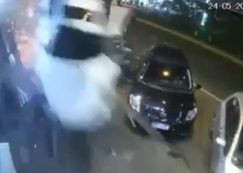 Câmera registra acidente que deixou 9 veículos destruídos em Cidade do Leste