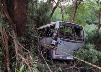 Sete pessoas morrem e 13 ficam feridas em acidente com micro-ônibus na PR-467