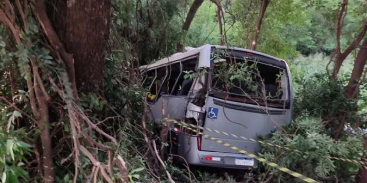 Sete pessoas morrem e 13 ficam feridas em acidente com micro-ônibus na PR-467