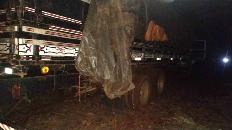 PF apreende caminhões com cargas milionárias de cigarros contrabandeados