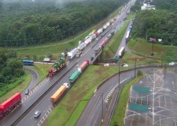 Caminhões formam fila quilométrica à espera de liberação em Foz do Iguaçu