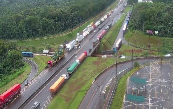 Caminhões formam fila quilométrica à espera de liberação em Foz do Iguaçu