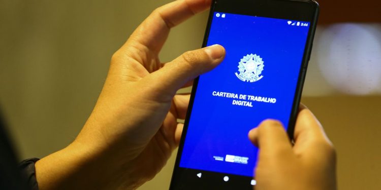 Desemprego cai e fica em 10,5% no trimestre encerrado em abril
