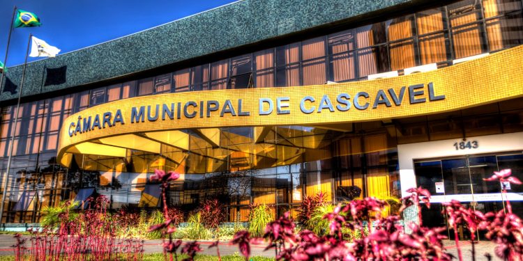 Vereadores de Cascavel reajustam os próprios salários em 12,47%