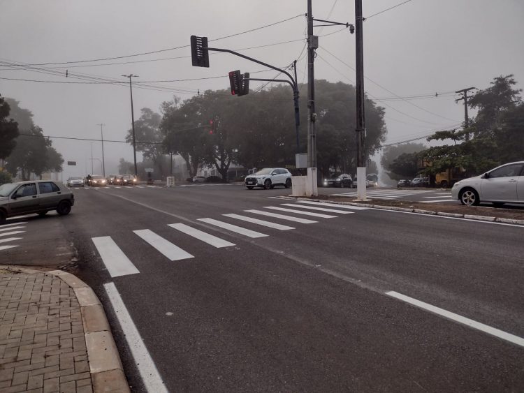 Empresa realiza trabalho de pintura da sinalização na Av. Costa e Silva