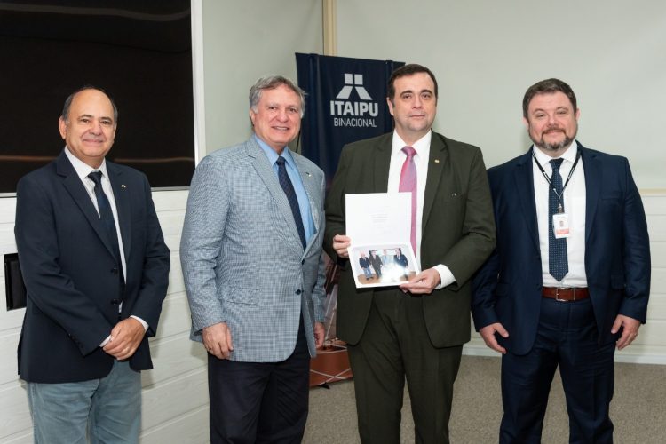 Em visita à Itaipu, embaixador do Paraguai enaltece parceria entre países