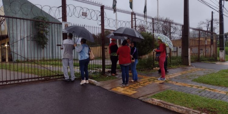Eleitores chegam cedo para regularizar o título em Foz do Iguaçu