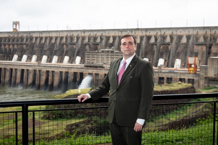 Em visita à Itaipu, embaixador do Paraguai enaltece parceria entre países