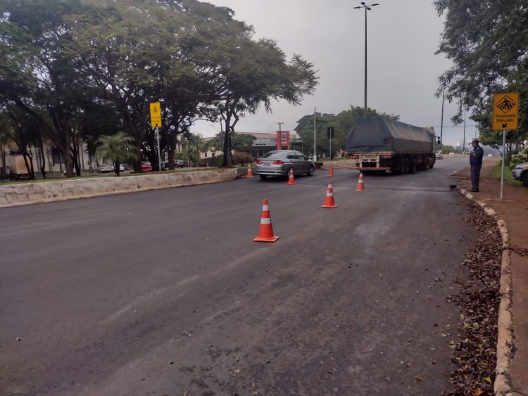 Faixa elevada está sendo instalada na Av. Costa e Silva, próximo a GM