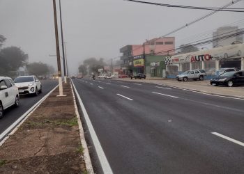 Empresa realiza trabalho de pintura da sinalização na Av. Costa e Silva