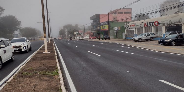 Empresa realiza trabalho de pintura da sinalização na Av. Costa e Silva
