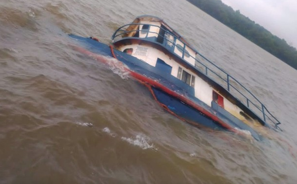 Marinha instaura inquérito sobre rebocador que afundou no Lago de Itaipu