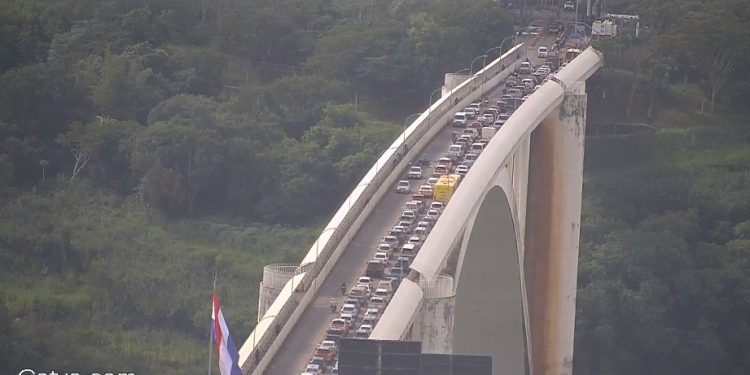Paraguaios aproveitam feriado na segunda-feira para passear por Foz do Iguaçu