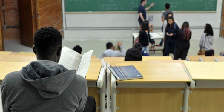 Meninas melhoram desempenho em matemática e se igualam a meninos