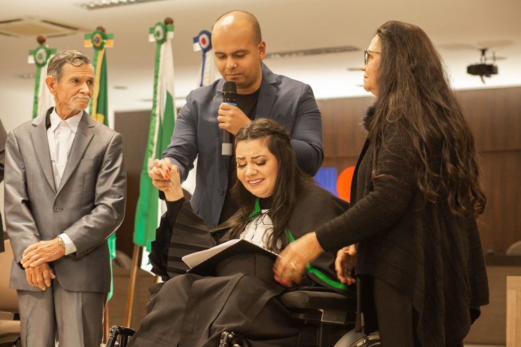 Primeira médica com tetraparesia do Brasil cola grau na Unioeste